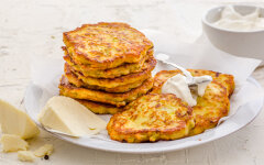 Кабачковые оладьи с чесноком и пармезаном