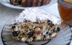 Бисквитный пирог с черносливом, орехами и курагой