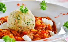 Немецкие хлебные клецки с зеленью петрушки