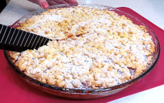 Сладкий тертый пирог из песочного теста с вареньем