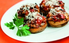 Фаршированные шампиньоны помидорами и сыром