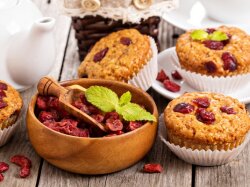 Постные кексики с сушеной клюквой