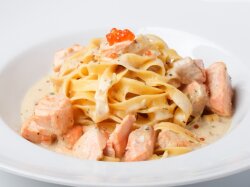 Феттучини с семгой и помидорами в сливочном соусе