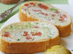 Рулет с лососем, сыром и авокадо