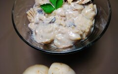 Курица в сливочном соусе с шампиньонами