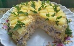 Салат из курицы с ананасами, грибами и сыром