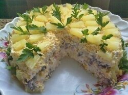Слоеный салат  с курицей, грибами, кукурузой и ананасом