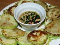 Жареные кабачки с острым соусом по-корейски