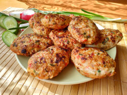 Куриные котлеты с крабовыми палочками и овсяными хлопьями