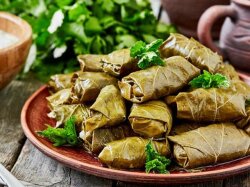 Долма с чесночно-сметанным соусом