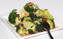 Теплый салат из брокколи с чесноком и кунжутом