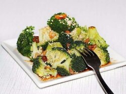 Теплый салат из брокколи с чесноком и кунжутом
