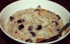 Овсянка с курагой и изюмом в микроволновке