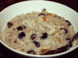 Овсянка с курагой и изюмом в микроволновке