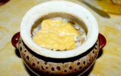 Картофель с грибами и сливками в горшочке