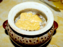 Картофель с грибами и сливками в горшочке