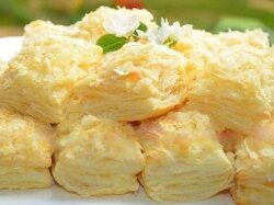 Пирожные из слоеного теста с ванильным кремом