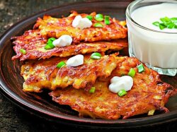 Сытные картофельные драники с луком