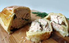 Пирог с семгой, укропом и базиликом