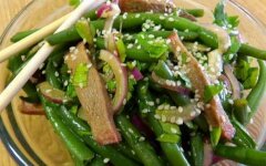 Салат с языком, стручковой фасолью и соевой заправкой