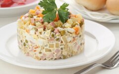 Классический «Оливье» с колбасой и огурцами