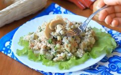 Салат «Оливье» с курицей и белыми грибами