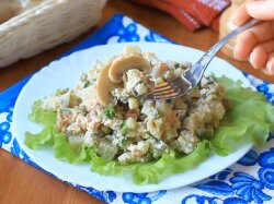 Салат «Оливье» с курицей и белыми грибами