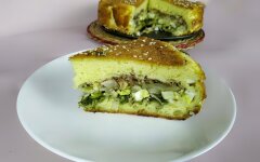 Заливной пирог с рыбными консервами, луком и яйцом