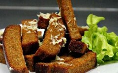 Гренки из бородинского хлеба с сушеным чесноком