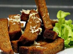 Гренки из бородинского хлеба с сушеным чесноком
