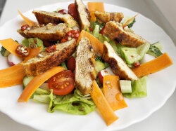 Салат с куриной грудкой и овощами