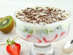 Фрукты в зефирном креме на десерт