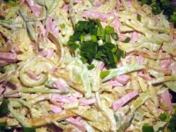 Блинный салат с колбасой и огурцами