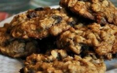 Овсяное печенье с кунжутом и изюмом на сковороде
