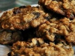 Овсяное печенье с кунжутом и изюмом на сковороде