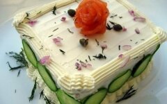 Бутербродный торт с копченым лососем и сливочным сыром