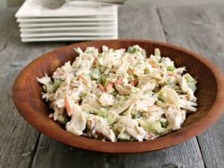 Салат с копченой курицей, шампиньонами и маринованными огурцами