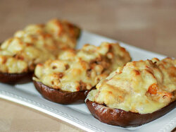 Баклажаны, запеченные с фаршем, овощами и сыром