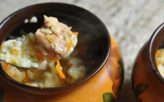 Плов из свинины и риса в горшочках