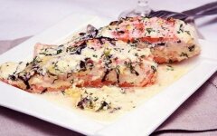 Семга, запеченная под соусом из трав