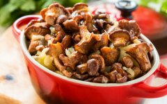 Вешенки с картофелем и зеленью в мультиварке