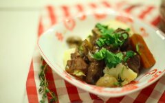 Говядина с беконом и грибами по-бургундски