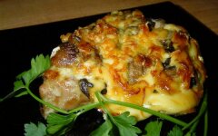 Запеченные свиные отбивные с сыром и грибами