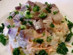 Крайне простой и вкусный салат с сельдью