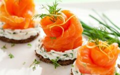 Бутерброды с творожным сыром, огурцами и семгой
