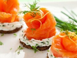 Бутерброды с творожным сыром, огурцами и семгой