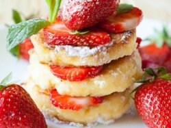 Сырники из творога с клубникой и сметанным соусом