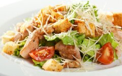 Классический салат Цезарь с курицей и сухариками