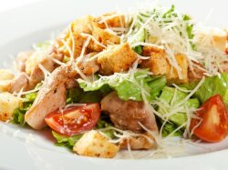 Классический салат Цезарь с курицей и сухариками