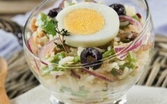 Рисовый салат с тунцом и стручковой фасолью
